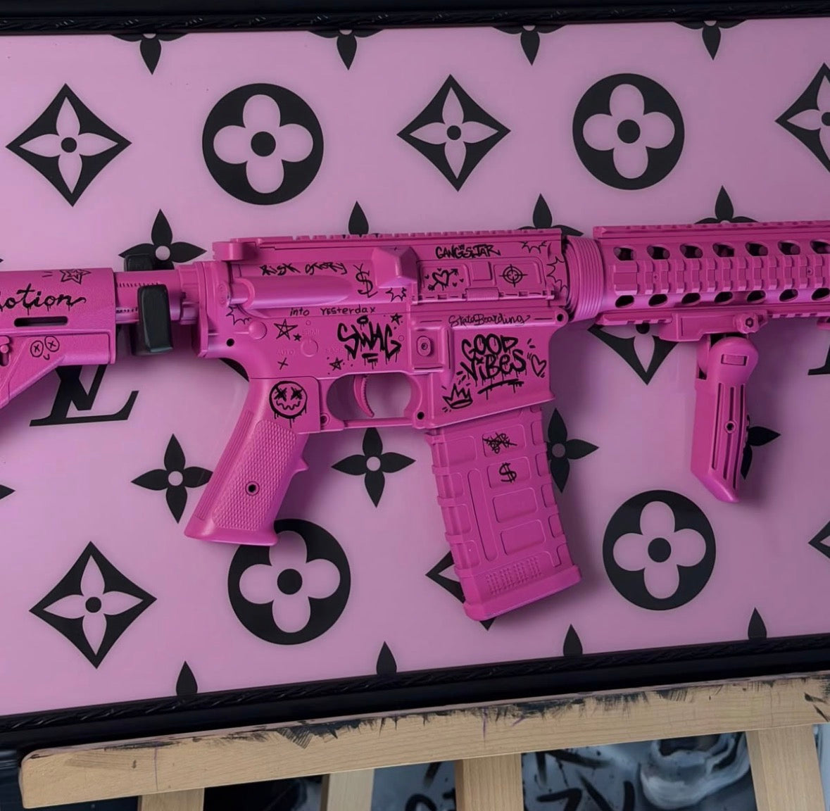 adro Decorativo Pink Rifle Art